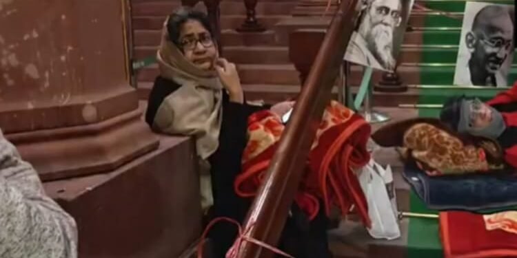 G RAM G Bill 2025: जी राम जी बिल के विरोध में आधी रात को धरने पर बैठा विपक्ष, संविधान सदन के बाहर डाला डेरा