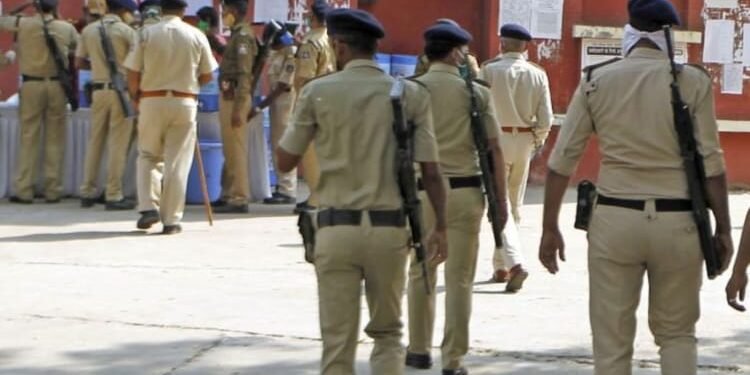 Gujarat: बनासकांठा में भारी बवाल; भीड़ का पुलिस और वन अधिकारियों पर हमला, 47 अफसर घायल