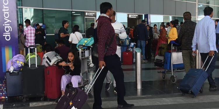 IndiGo Crisis: अव्यवस्था का डबल झटका, महंगी फ्लाइट और मनमाना टैक्सी किराया; एयरपोर्ट पर बस अड्डे जैसे हालात