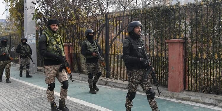 J&K Terrorism: शादी के बाद चला गया था पाकिस्तान... चार साल ली आतंकी बनने की ट्रेनिंग, परिवार को नहीं थी भनक