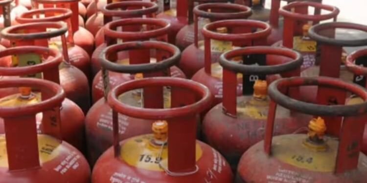 LPG Price Cut: भारत में आज एलपीजी के दामों में कटौती, जानें दिल्ली से लखनऊ तक कितनी कम हुई कीमत