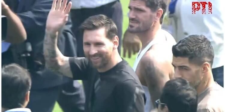 Lionel Messi in India Live: सॉल्ट लेक स्टेडियम पहुंचे लियोनल मेसी, सामने आया वीडियो, सुआरेज-डी पॉल भी नजर आए
