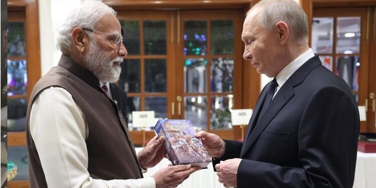 PM Modi Gifts Putin Bhagavad Gita: पीएम मोदी ने पुतिन को रूसी भाषा में लिखी गीता का उपहार दिया, कही बड़ी बात