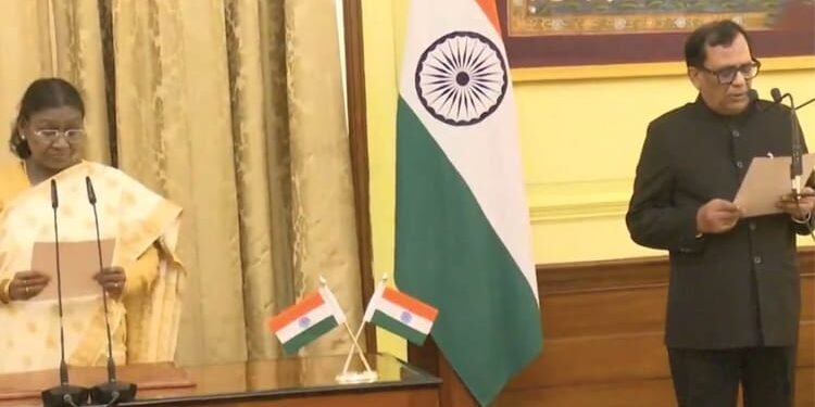 Raj Kumar Goel: मुर्मू ने राज कुमार गोयल को मुख्य सूचना आयुक्त के रूप में दिलाई शपथ, क्या होगी जिम्मेदारी?