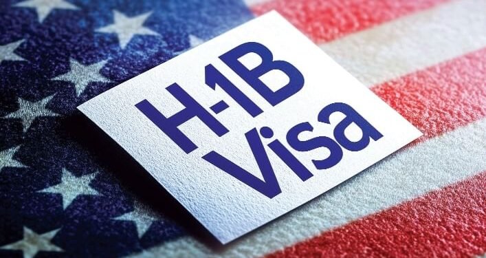 US: ट्रंप प्रशासन ने H-1B और H-4 वीजा के लिए बदला नियम, सभी आवेदकों की सोशल मीडिया प्रोफाइल की जांच अनिवार्य