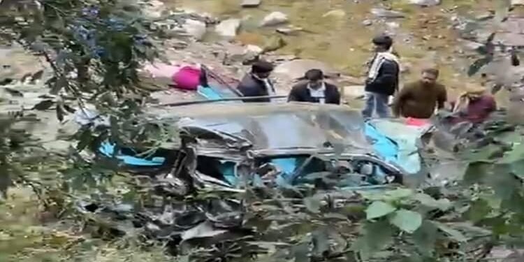 Uttarakhand: कैंची धाम के पास सड़क हादसा, श्रद्धालुओं की कार खाई में गिरी; तीन की मौत और पांच घायल