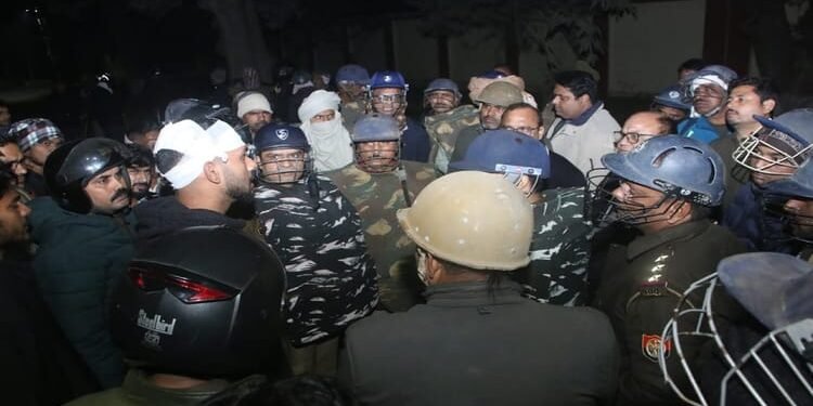 Varanasi: बीएचयू में छात्रों और पुलिसकर्मियों के बीच पत्थरबाजी के दौरान 100 घायल, वाहन और संपत्ति को नुकसान