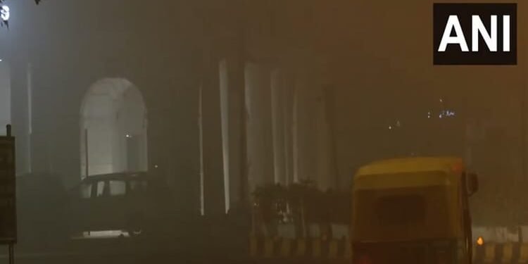 Weather: दिल्ली-एनसीआर में घने कोहरा से दृश्यता में कमी, इंडिगो ने जारी की एडवाइजरी, कई जगह AQI 500 के पास