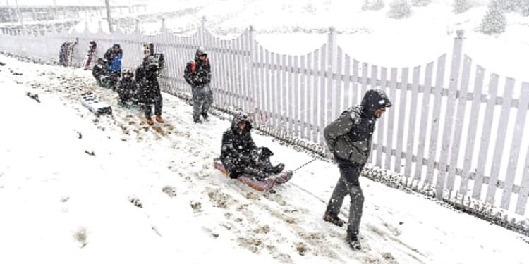 Weather: देश के अधिकतर हिस्सों में कोहरे की मार, कश्मीर से उत्तराखंड तक अगले पांच दिन बारिश और हिमपात के आसार