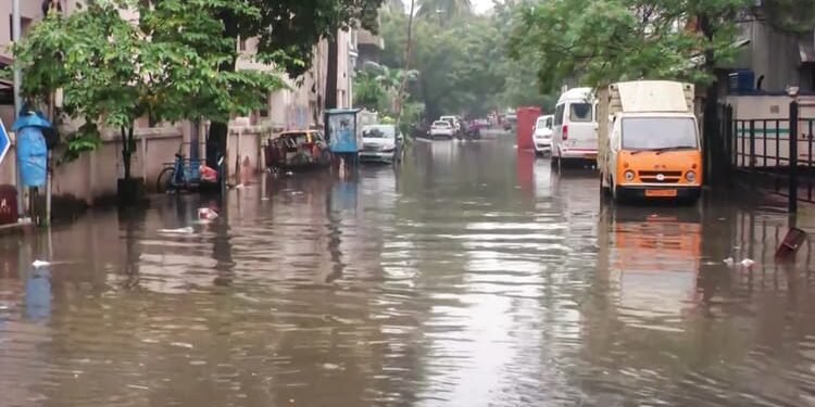 Weather: पश्चिमी विक्षोभ से उत्तर भारत में बढ़ेगी ठंड, दक्षिण में दित्वाह के असर से भारी बारिश