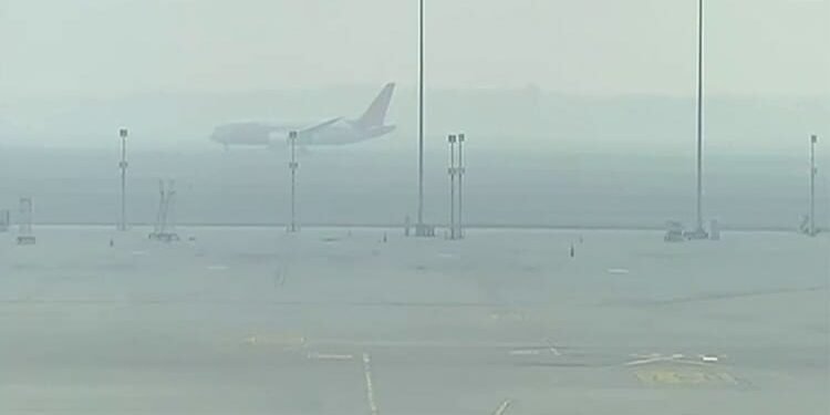 उत्तर भारत में कोहरा-कम दृश्यता: AAI की एडवाइजरी जारी, एहतियात बरतें एयरलाइंस; इंडिगो की उड़ानों पर भी अपडेट