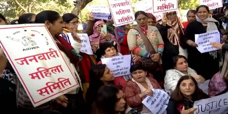 उन्नाव दुष्कर्म केस: दिल्ली हाईकोर्ट के बाहर लोगों का प्रदर्शन, पुलिस ने दी चेतावनी- नहीं हटे तो होगी कार्रवाई