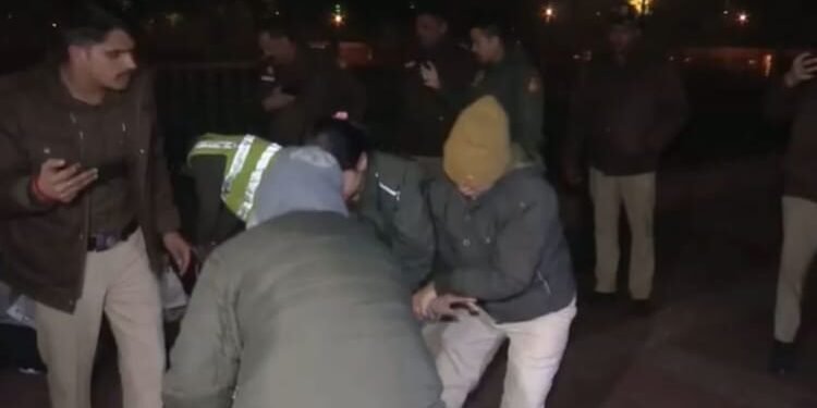 उन्नाव दुष्कर्म केस: पीड़िता ने इंडिया गेट पर दिया धरना...पुलिस ने हटाया, सेंगर की सजा निलंबित के बाद प्रदर्शन