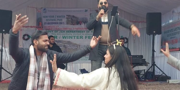 खत्म हुआ इंतजार... पहलगाम पर्यटकों से गुलजार: महीनों की खामोशी के बाद लौटी मुस्कान, घाटी में फिर बहार