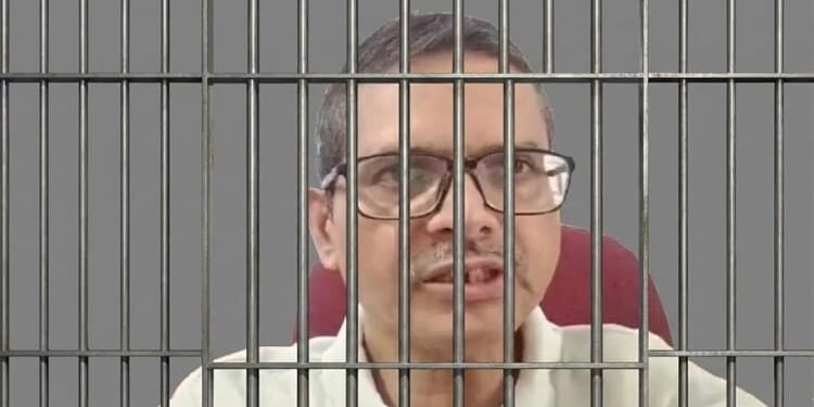 जेल में ऐसी गुजरी पूर्व IPS की पहली रात: अमिताभ का चश्मा टूटा, रात में टहलने लगते; कभी सोने की कोशिश करते रहे