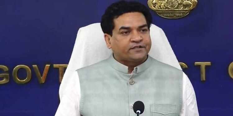 प्रदूषण के चलते दिल्ली सरकार का बड़ा एलान: मजदूरों को मिलेगा ₹10,000 का मुआवजा, दफ्तरों में 50% वर्क फ्रॉम होम