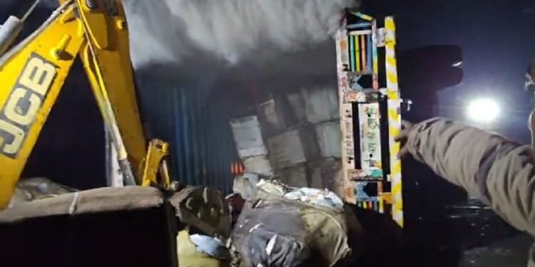 बलरामपुर में भीषण हादसा: सोनौली से दिल्ली जा रही बस ट्रक से भिड़ी, 3 की मौत; 25 यात्री घायल, 5 की हालत गंभीर