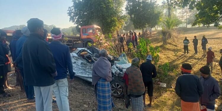 भीषण सड़क हादसा: जशपुर में तेज रफ्तार कार ट्रेलर में घुसी, कार के उड़े परखच्चे; वाहन में सवार पांच की मौत