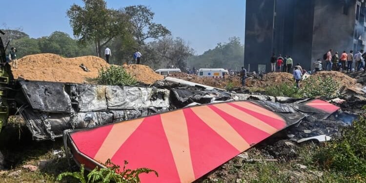 Ahmedabad Plane Crash: पायलटों की संस्था ने क्यों भेजा AAIB को कानूनी नोटिस? मारे गए पायलट से जुड़ा है मामला