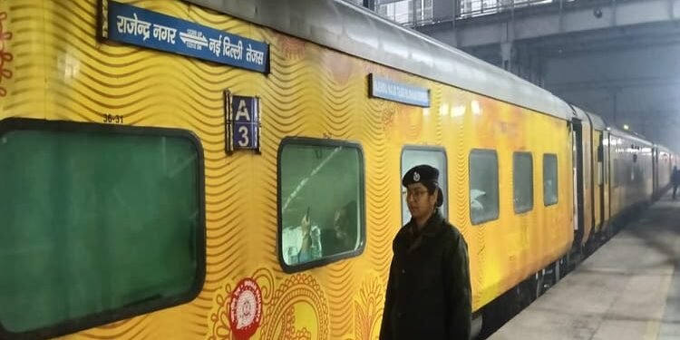 Aligarh News: दिल्ली-पटना तेजस राजधानी एक्सप्रेस में आग और बम की सूचना से मची खलबली, चेकिंग