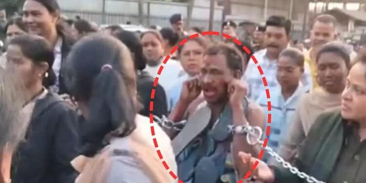 CG: महिला पुलिसकर्मी के कपड़े फाड़कर की थी बदसलूकी, आरोपी को चप्पलों की माला पहनाकर कराई परेड, देखें वीडियो