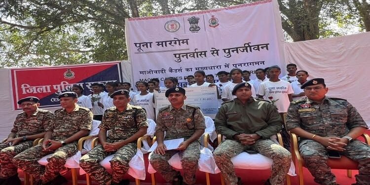 Chhattisgarh: सुकमा में 26 नक्सलियों ने किया सरेंडर, 13 माओवादियों पर था 65 लाख का इनाम, सात महिलाएं भी शामिल