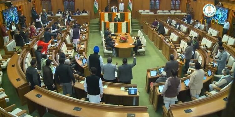 Delhi Assembly Session: आवारा कुत्तों की गिनती के मुद्दे पर सदन में हंगामा, BJP ने केजरीवाल से की माफी की मांग