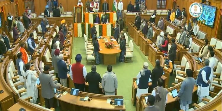 Delhi Assembly Session: सदन में मास्क लगाकर पहुंचे AAP विधायक, प्रदूषण के मुद्दे पर हंगामा