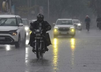 Delhi NCR Weather: दिल्ली-एनसीआर में बारिश से बढ़ी ठंड, आज के लिए IMD का यलो अलर्ट