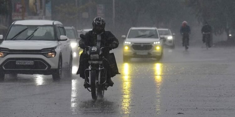 Delhi NCR Weather: दिल्ली-एनसीआर में बारिश से बढ़ी ठंड, आज के लिए IMD का यलो अलर्ट