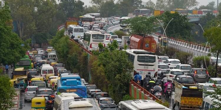 Delhi Pollution: दिल्ली प्रदूषण पर नई रिपोर्ट का बड़ा खुलासा, पराली नहीं, वाहन उत्सर्जन बना PM2.5 का सबसे बड़ा कारण