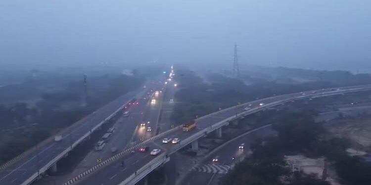 Delhi Pollution: दिल्लीवासियों को प्रदूषण से राहत नहीं, बेहद खराब श्रेणी में फिजा बरकरार; जानें कितना रहा AQI