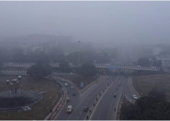 Delhi Weather: राजधानी में शीतलहर से थोड़ी राहत तो मिली लेकिन कड़ाके की ठंड बरकरार, आज कोहरे का यलो अलर्ट
