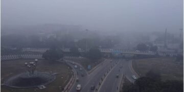 Delhi Weather: राजधानी में शीतलहर से थोड़ी राहत तो मिली लेकिन कड़ाके की ठंड बरकरार, आज कोहरे का यलो अलर्ट