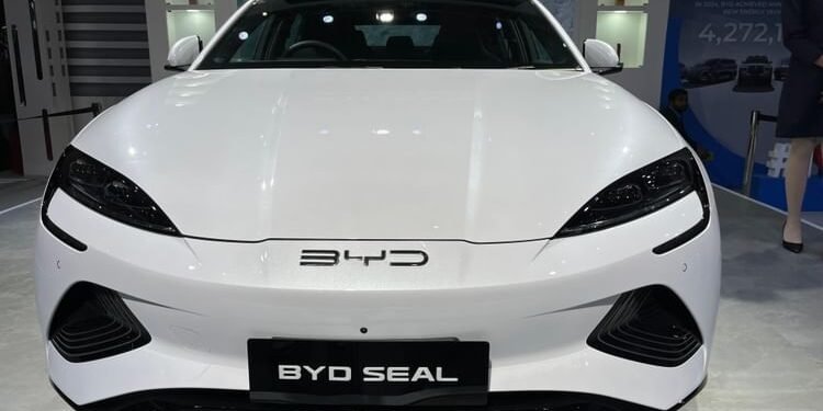 EV: 2025 में BYD ने हासिल किया बिक्री लक्ष्य, टेस्ला को पछाड़कर सबसे बड़ी ईवी निर्माता बनने की तैयारी में