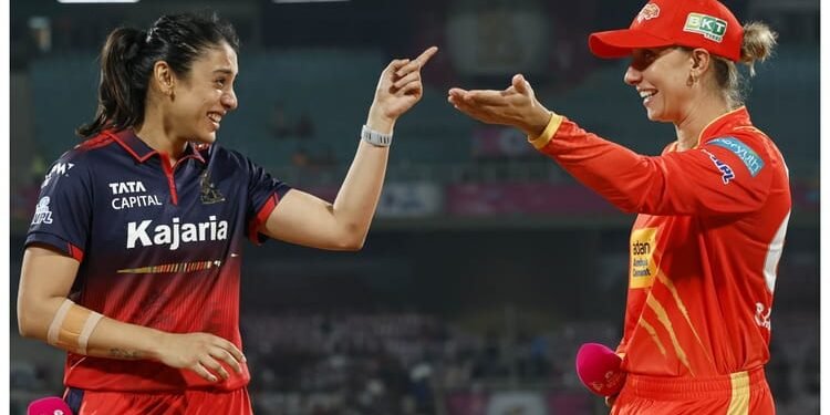 GG W vs RCB W Live Score: आरसीबी को दो झटके, ग्रेस हैरिस और जॉर्जिया वॉल आउट हुईं; मंधाना-गौतमी क्रीज पर मौजूद