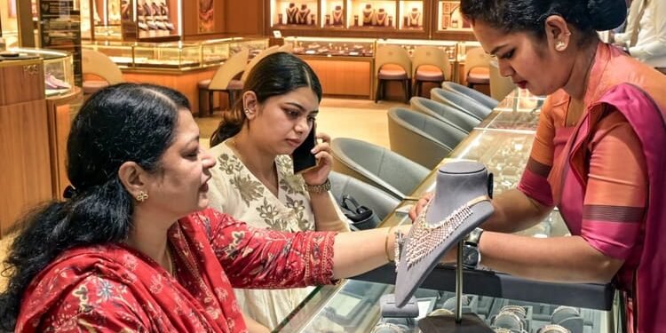 Gold Silver Prices: चांदी नया रिकॉर्ड बनाकर मुनाफावसूली के कारण ऊपरी स्तरों से फिसली; सोने में दिखा यह बदलाव