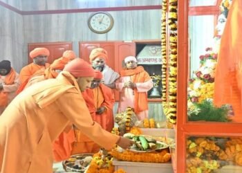 Gorakhpur: सीएम योगी ने चढ़ाई गुरु गोरखनाथ को आस्था की खिचड़ी, मुख्यमंत्री ने दीं मकर संक्रांति पर शुभकामनाएं
