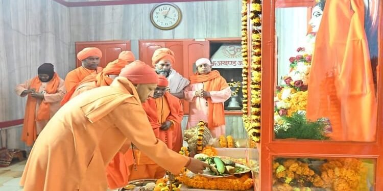 Gorakhpur: सीएम योगी ने चढ़ाई गुरु गोरखनाथ को आस्था की खिचड़ी, मुख्यमंत्री ने दीं मकर संक्रांति पर शुभकामनाएं