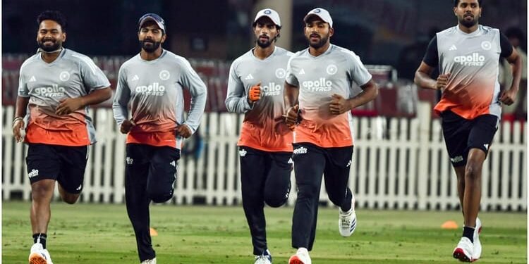 IND vs NZ: ऋषभ पंत वनडे सीरीज से क्यों हो सकते हैं बाहर? न्यूजीलैंड से मुकाबले से पहले भारत को एक और बड़ा झटका