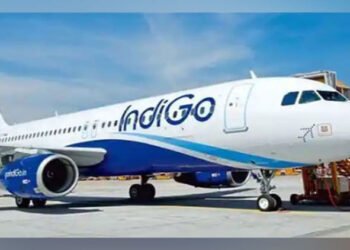 IndiGo: इंडिगो फ्लाइट को बम से उड़ाने की धमकी, टॉयलेट में मिला लेटर, पुणे एयरपोर्ट पर कराई गई सुरक्षित लैंडिंग