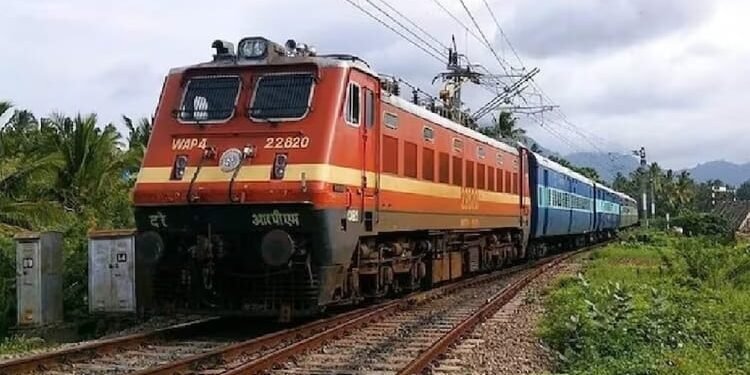 Indian Railways: एक दिन में 472 किलोमीटर रूट पर ‘कवच’ सिस्टम शुरू, रेलवे सुरक्षा के लिए क्यों जरूरी है ये कदम?