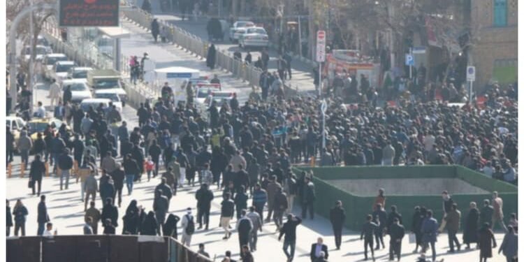 Iran Protests LIVE Updates: ईरान में खामेनेई शासन के खिलाफ सड़कों पर बवाल, नेट-फोन सेवा रोकी; हवाई क्षेत्र बंद