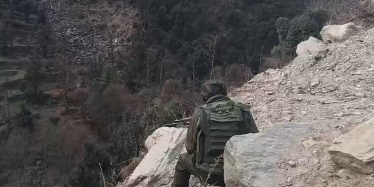Jammu: किश्तवाड़ के जंगल में दो से तीन आतंकियों के घिरे होने की आशंका, जांच का दायरा बढ़ाकर आज फिर होगी तलाश