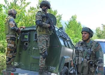 Kishtwar Encounter: किश्तवाड़ में सुरक्षाबलों और आतंकियों के बीच मुठभेड़ जारी, तीन जवान घायल