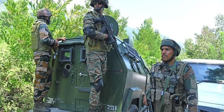 Kishtwar Encounter: किश्तवाड़ में सुरक्षाबलों और आतंकियों के बीच मुठभेड़ जारी, तीन जवान घायल