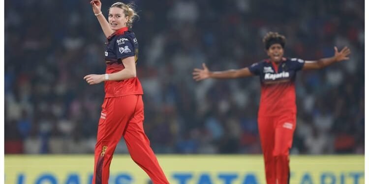 MI vs RCB Live Score: मुंबई की धीमी शुरुआत, अमेलिया केर-जी कमालिनी क्रीज पर मौजूद; आरसीबी बना रही दबाव