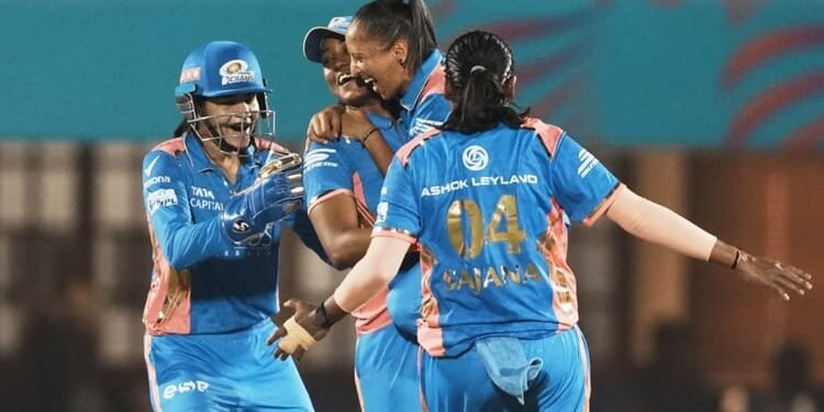MI vs UPW Live Score: मुंबई इंडियंस की बल्लेबाजी शुरू, अमेलिया-कमालिनी क्रीज पर; यूपी ने जीता टॉस