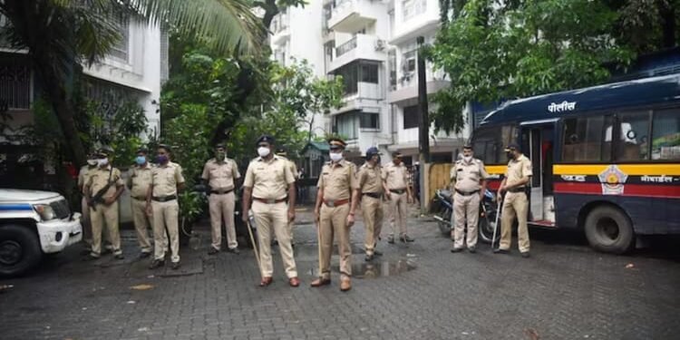 Maharashtra: मेडिकल कॉलेज हॉस्टल में लड़की को नमाज पढ़ने के लिए मजबूर किया; दो स्टाफ निलंबित