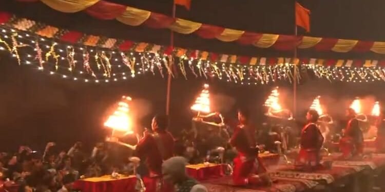 New Year 2026: नए साल पर श्रद्धालुओं का तांता, अस्सी घाट से लेकर झंडेवालान मंदिर में भक्तों ने की पूजा-अर्चना